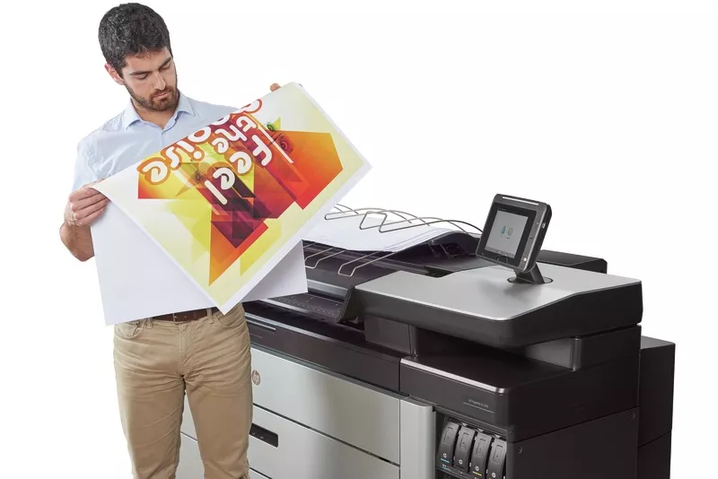 HP PageWide 5000 XL man checking full coloured print